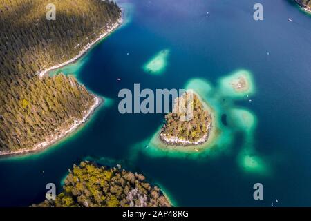 Vista aérea, pequeña isla y costa boscosa desde arriba, lago Eibsee cerca de Grainau, Alta Baviera, Baviera, Alemania Foto de stock