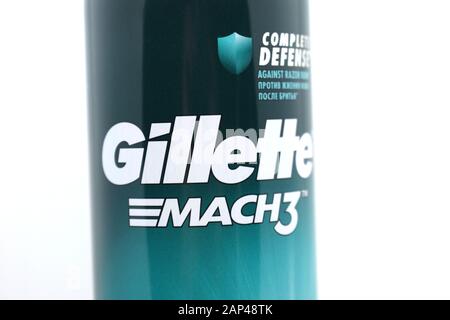 Ucrania, Kremenchug - enero de 2020: Gel De Afeitado Gillette sobre fondo blanco. Gillette es una Marca americana de maquinillas de afeitar de seguridad y otros cuidados personales Foto de stock