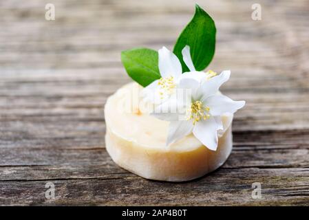 Cosmética Natural con jabón natural, canela, LECHE, JABÓN DE AVENA Y MIEL  casera con productos de belleza, spa y belleza Home Care Concept Fotografía  de stock - Alamy