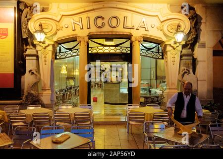 Famoso y exclusivo Café Nicola ha estado abierto desde el siglo 18 en Lisboa Foto de stock