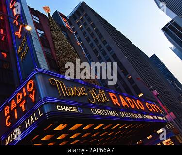 Manhattan, Nueva York, NY, EE.UU. - 30 de noviembre de 2019. Radio City Music Hall edificio por la noche, Midtown Manhattan, NY, Estados Unidos. Foto de stock