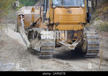Agregado de cantera con maquinaria pesada en la industria de la
