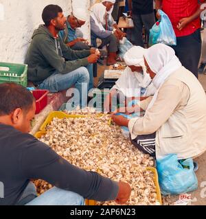 Túnez, octubre de 10/2019 venta de ajo en un mercado tradicional y típico tunecino Foto de stock