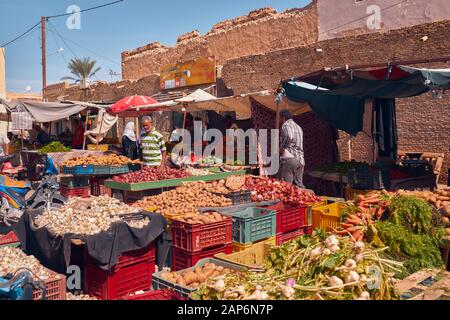 Túnez, octubre de 10/2019 mercado tradicional tunecino, escena típica con la gente que compra productos Foto de stock