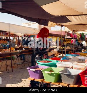 Túnez, octubre de 10/2019 mujer musulmana en un mercado tunecino típico y tradicional Foto de stock