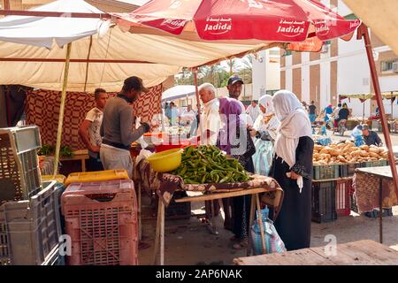 Túnez, octubre de 10/2019 mercado tradicional tunecino, las mujeres en la tienda de ropa tradicional para verduras Foto de stock