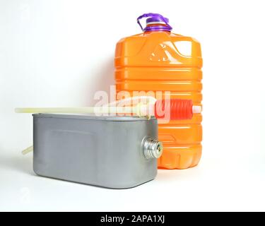 un tanque con una lata de kerozeno para un calentador de queroseno Foto de stock