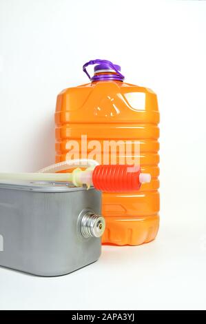 un tanque con una lata de kerozeno para un calentador de queroseno Foto de stock
