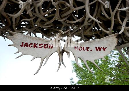 Elk antlers con el nombre de la ciudad Jackson Hole. Wyoming Estados Unidos Foto de stock