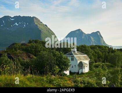 Casa blanca en la famosa atracción turística Hamn Village, isla Senja, condado de Troms - Noruega Foto de stock
