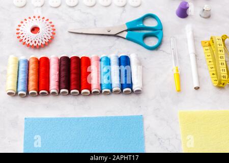herramientas de costura y sastring coloridas y artículos sobre fondo claro