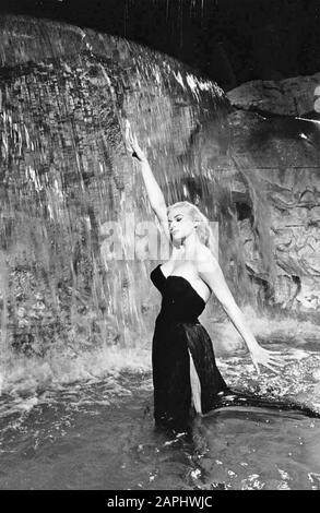 La DOLCE VITA 1960 Riama Film Production con Anita Ekberg en la famosa Fontana de Trevi escena Foto de stock