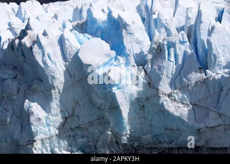 Título: El glaciar Perito Moreno se calma con enormes bloques de hielo que chocan contra el agua
