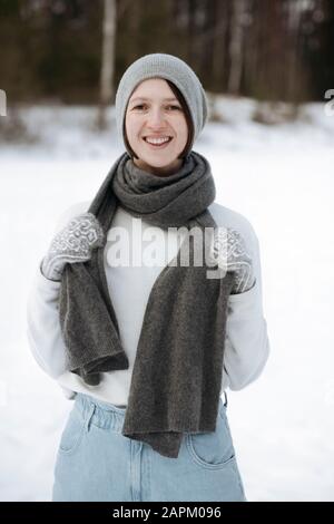 Retrato de mujer feliz de pie en un campo de nieve Foto de stock