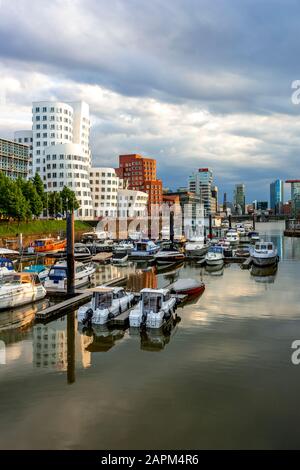 Alemania, Dusseldorf, el puerto de los medios con los edificios de Neuer Zollhof Foto de stock