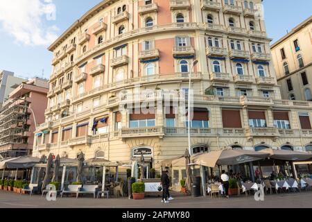 Hoteles y restaurantes en el pintoresco Via Partenope en la costa de Nápoles, Italia. Foto de stock