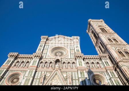 Catedral de Florencia y campanario (Campanile) visto desde la Piazza del Duomo, Florencia, Italia.