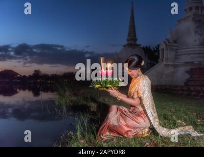 Loy Krathong Festival tradicional, mujer tailandesa celebrar kratong, Tailandia Foto de stock