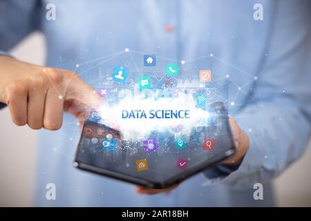 Empresario sosteniendo un smartphone plegable con datos de ciencia, tecnología concepto de inscripción