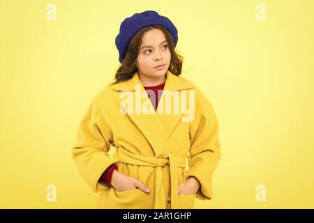 Niña pensativa en boina francesa acostada en el suelo, leyendo libro  Fotografía de stock - Alamy