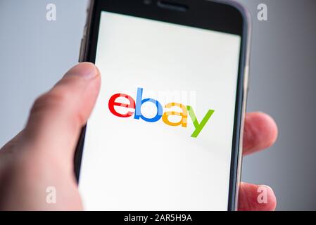 Berlín - 26 DE ENERO: EBay App On Phone Pantalla en Berlín el 26 de enero. 2020 en Alemania Foto de stock