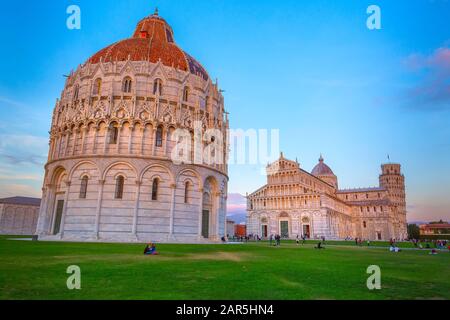Pisa, Italia - 25 de octubre de 2018: Vista de la noche de la hora azul del Baptisterio, Catedral y Torre inclinada Foto de stock