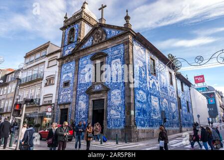 Capela das almas (también llamada Capela das Santa Catarina) - Capilla de almas en la ciudad de Oporto, Portugal Foto de stock
