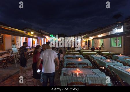 Pirenópolis, Goiás, Brasil. 18 de julio de 2019. Vida nocturna en Rua do Lazer en Pirenópolis. Turistas chosing restaurantes por la noche. Foto de stock