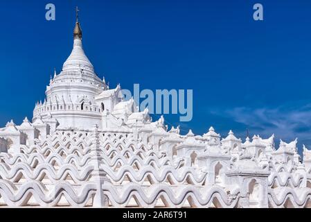 Pagoda De Hsinbyume En Mingun, Myanmar. El diseño de la pagoda se basa en descripciones de la mítica pagoda Sulamani en el Monte Meru Foto de stock