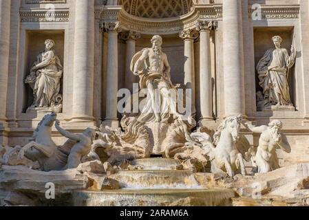 Fontana di Trevi, una de las fuentes más famosas del mundo, en Roma, Italia