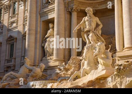 Fontana di Trevi, una de las fuentes más famosas del mundo, en Roma, Italia