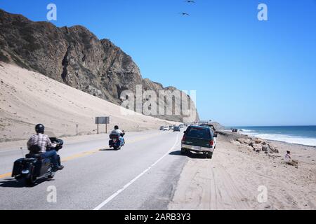 Malibu, EE.UU. - 6 DE ABRIL de 2014: Los ciclistas viajan en motocicletas a lo largo de Pacific Coast Highway en California. Pacific Coast Highway es uno de los scen más reconocibles Foto de stock