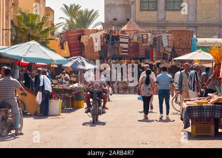 Túnez, octubre de 10/2019 mercado tradicional tunecino, escena típica con la gente Foto de stock