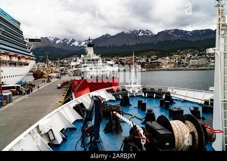 Atraque de cruceros antárticos en Ushuaia antes de salir de la Antártida, Ushuaia, Argentina Foto de stock