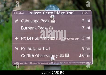 Los Ángeles, California, EE.UU. - 26 de enero de 2020: Señal de ruta de senderismo al Observatorio Griffith, Burbank Peak, Cahuenga Peak, Mt Lee y la parte trasera de la H Foto de stock