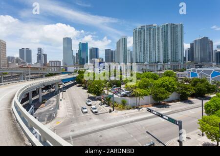 Vista elevada del centro de la ciudad y del río Miami, Miami, Florida, Estados Unidos de América, América del Norte
