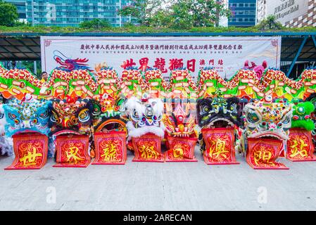 Los bailarines están esperando una actuación durante el evento del día Internacional de la Danza del Dragón y León de Macao en la Praça da Amizade en Macao Foto de stock