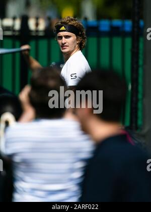 Melbourne, Australia. 28 de enero de 2020. Tenis: Grand Slam, Abierto De Australia. Alexander Zverev mira a los fans. Crédito: Frank Molter/Dpa/Alamy Live News