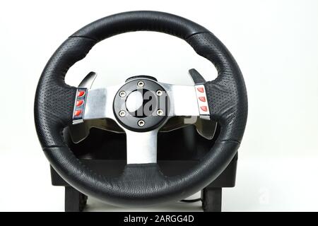Un controlador de ruedas de carreras para los videojuegos de carreras y simuladores de carreras Foto de stock