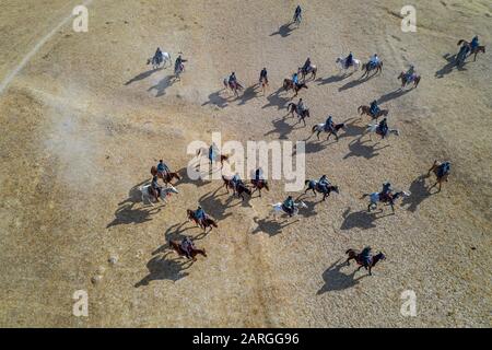 Aérea por drone de un juego de Buzkashi, Yaklawang, Afganistán, Asia Foto de stock