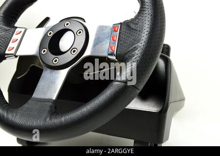 Un controlador de ruedas de carreras para los videojuegos de carreras y simuladores de carreras Foto de stock