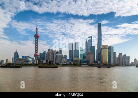 Vista del horizonte de Pudong y el río Huangpu desde el Bund, Shanghai, China, Asia