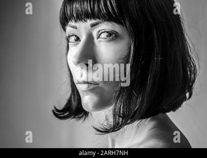Retrato de mujer en blanco y negro Foto de stock