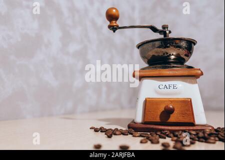 Vista frontal de una máquina moledora de café manual con cajón de cierre,  moledor cónico y molienda manual de especias, un clásico estilo antiguo de  la r Fotografía de stock - Alamy