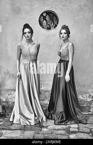 Dos Hermosas Damas De Honor Chicas Rubias Y Morenas Con Elegante Vestido  Rojo Chiffon Vestido De Dama De Honor Con Foto de archivo - Imagen de  retro, escarlata: 170758664