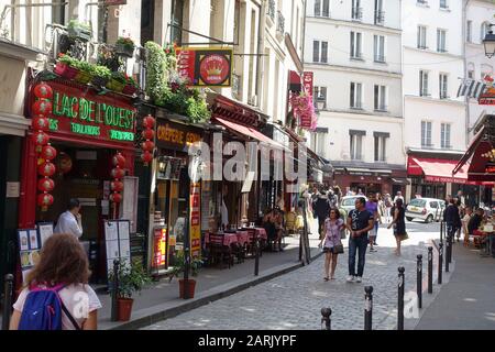 Restaurantes y cafés en la intersección de la Rue de la Harpe y Rue Saint-Sevérin en el Barrio Latino, en París, Francia Foto de stock