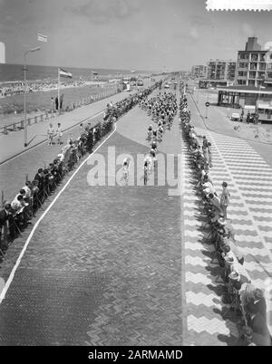 Campeonatos del mundo aficionados del ciclismo en la carretera en Zandvoort, el peleton tira por Zandvoort Fecha: 15 de agosto de 1959 Foto de stock