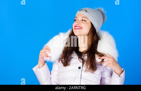 La ropa de invierno. Chica vestir chaqueta invierno fondo azul. La
