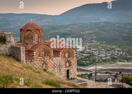 Iglesia bizantina en la cima de la colina, Berat, Albania Foto de stock