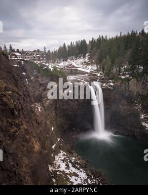 Una larga exposición de las cataratas Snoqualmie cerca de Seattle, Washington Foto de stock